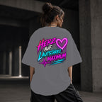 Neon Vibe Damen Oversized T-Shirt – Herz auf Lautstärke Maximum – DTF Backprint in Grau, Größe 5XL