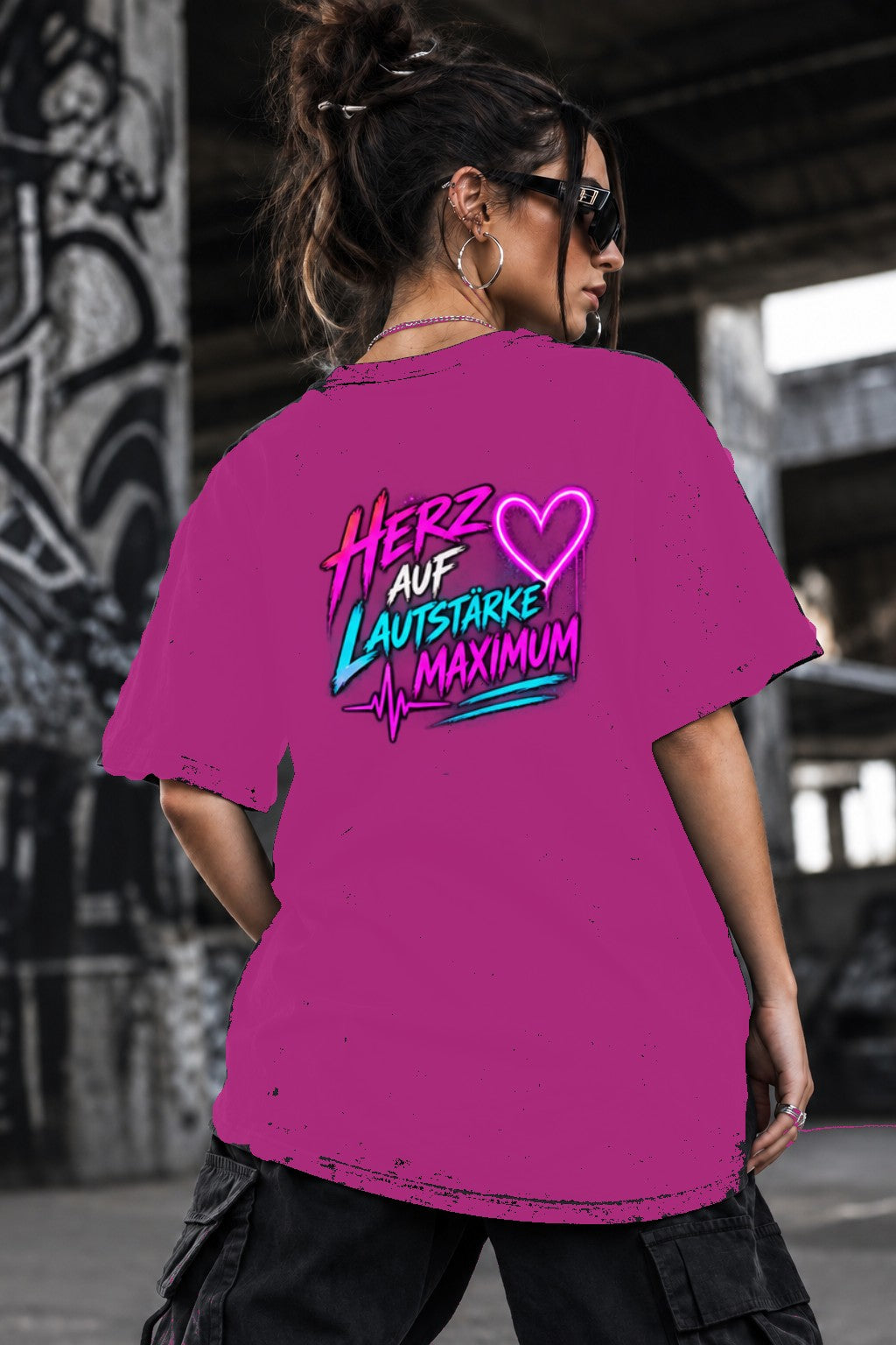 Neon Vibe Damen Oversized T-Shirt – Herz auf Lautstärke Maximum – DTF Backprint in Pink, Größe 5XL