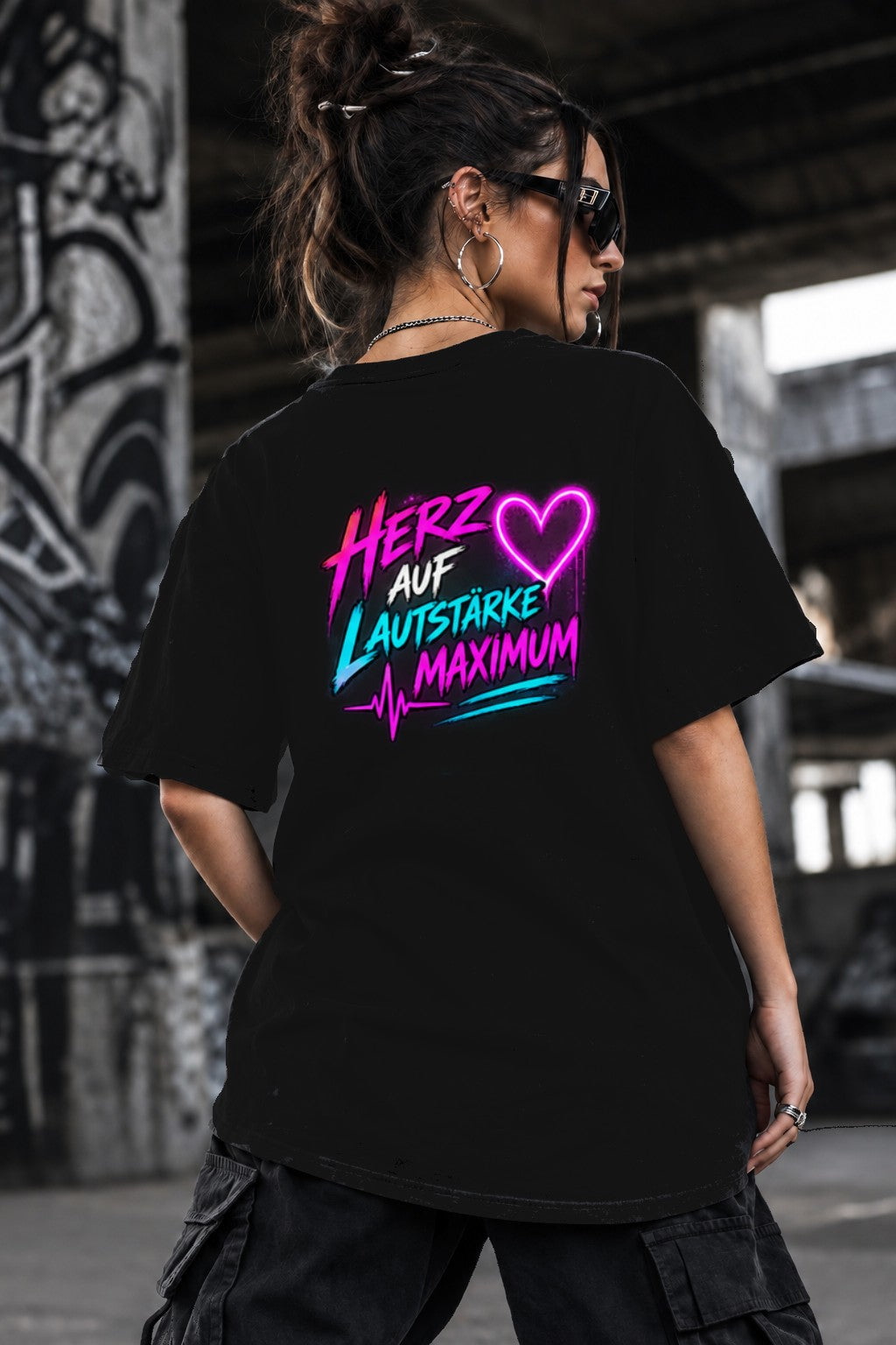 Neon Vibe Damen Oversized T-Shirt – Herz auf Lautstärke Maximum – DTF Backprint in Schwarz, Größe 5XL