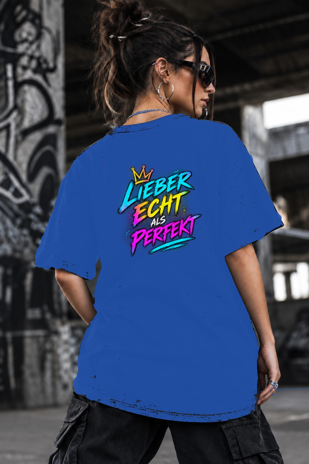 Neon Vibe Damen Oversized T-Shirt – Lieber echt als perfekt – DTF Backprint in Blau, Größe 5XL