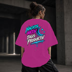 Neon Vibe Damen Oversized T-Shirt – Nachts aktiv tags produktiv – DTF Backprint in Pink, Größe 5XL