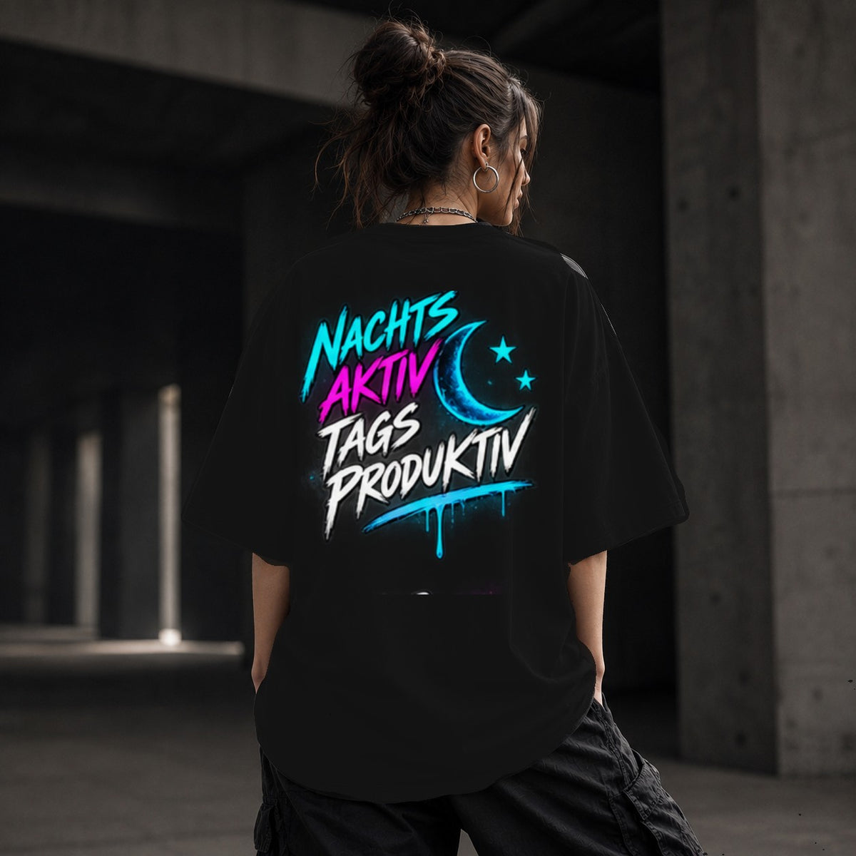 Neon Vibe Damen Oversized T-Shirt – Nachts aktiv tags produktiv – DTF Backprint in Schwarz, Größe 5XL
