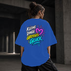 Neon Vibe Damen Oversized T-Shirt – Kleine Dinge großes Glück – DTF Backprint in Blau, Größe 5XL