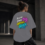 Neon Vibe Damen Oversized T-Shirt – Kleine Dinge großes Glück – DTF Backprint in Grau, Größe 5XL