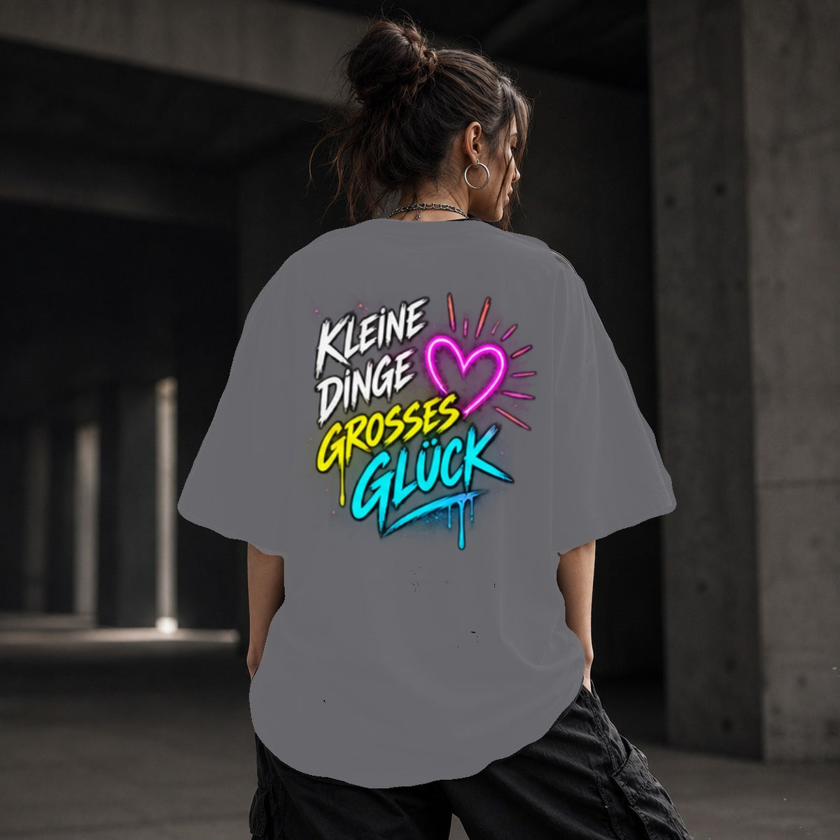 Neon Vibe Damen Oversized T-Shirt – Kleine Dinge großes Glück – DTF Backprint in Grau, Größe 5XL