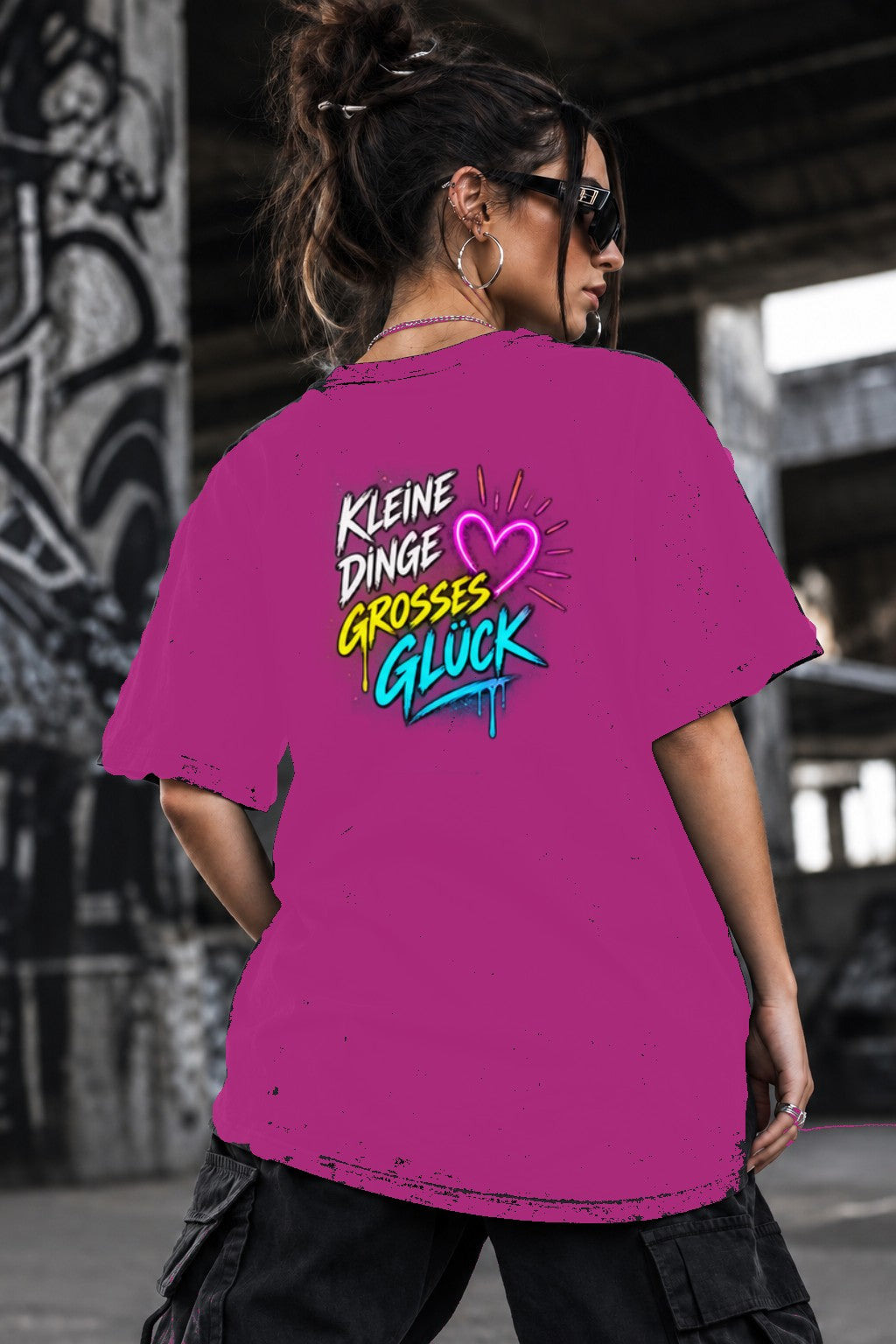 Neon Vibe Damen Oversized T-Shirt – Kleine Dinge großes Glück – DTF Backprint in Pink, Größe 5XL