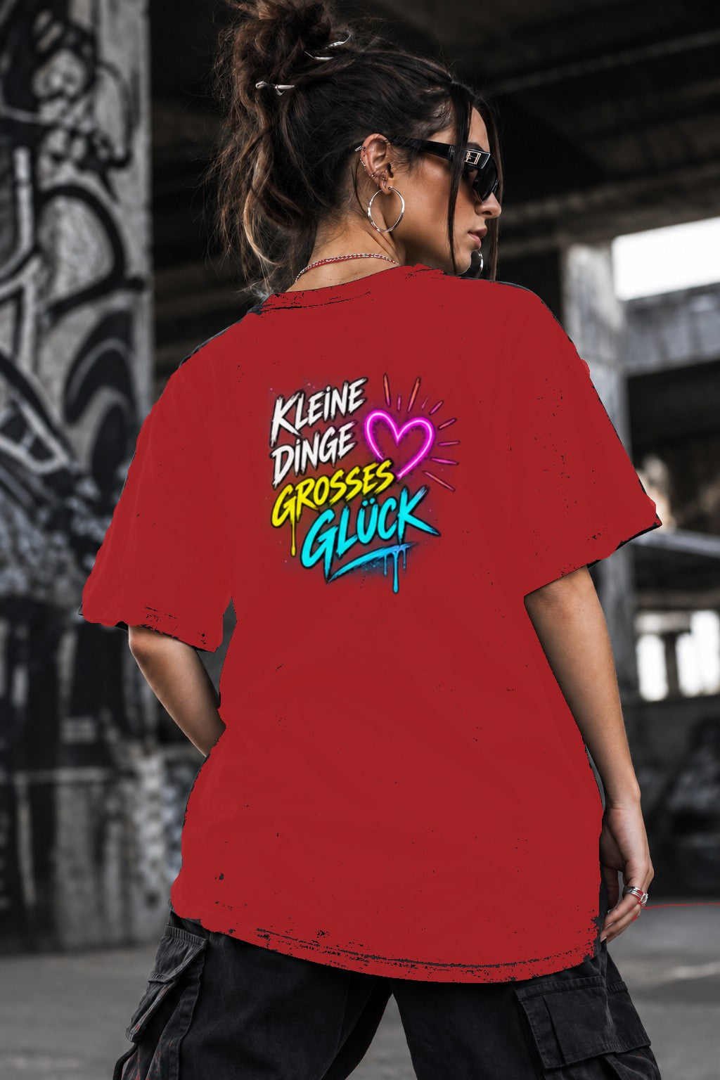 Neon Vibe Damen Oversized T-Shirt – Kleine Dinge großes Glück – DTF Backprint in Rot, Größe 5XL