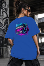 Neon Vibe Damen Oversized T-Shirt – Bass im Herzen Freiheit im Kopf – DTF Backprint in Blau, Größe 5XL
