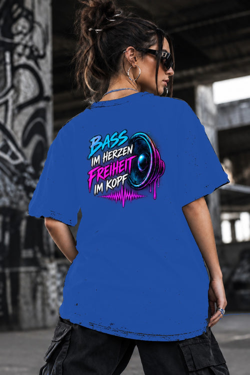 Neon Vibe Damen Oversized T-Shirt – Bass im Herzen Freiheit im Kopf – DTF Backprint in Blau, Größe 5XL