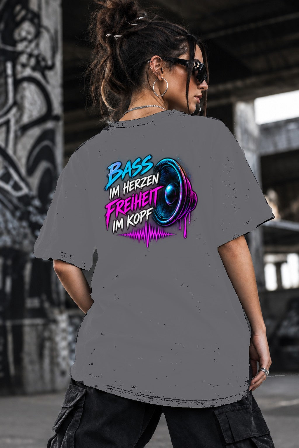 Neon Vibe Damen Oversized T-Shirt – Bass im Herzen Freiheit im Kopf – DTF Backprint in Grau, Größe 5XL