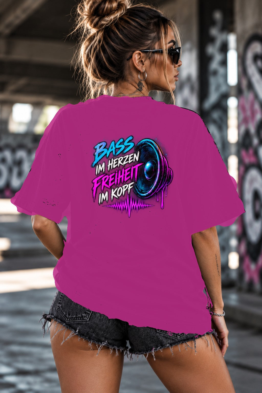 Neon Vibe Damen Oversized T-Shirt – Bass im Herzen Freiheit im Kopf – DTF Backprint in Pink, Größe 5XL