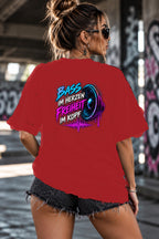 Neon Vibe Damen Oversized T-Shirt – Bass im Herzen Freiheit im Kopf – DTF Backprint in Rot, Größe 5XL