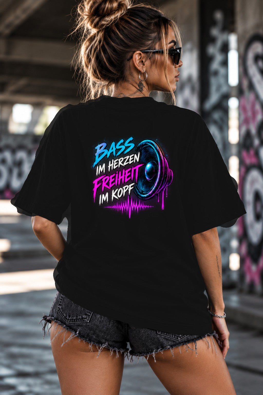 Neon Vibe Damen Oversized T-Shirt – Bass im Herzen Freiheit im Kopf – DTF Backprint in Schwarz, Größe 5XL