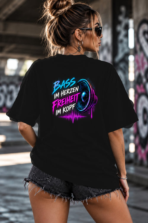 Neon Vibe Damen Oversized T-Shirt – Bass im Herzen Freiheit im Kopf – DTF Backprint in Schwarz, Größe 5XL