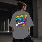Neon Vibe Damen Oversized T-Shirt – Heute besser als gestern – DTF Backprint in Grau, Größe 5XL