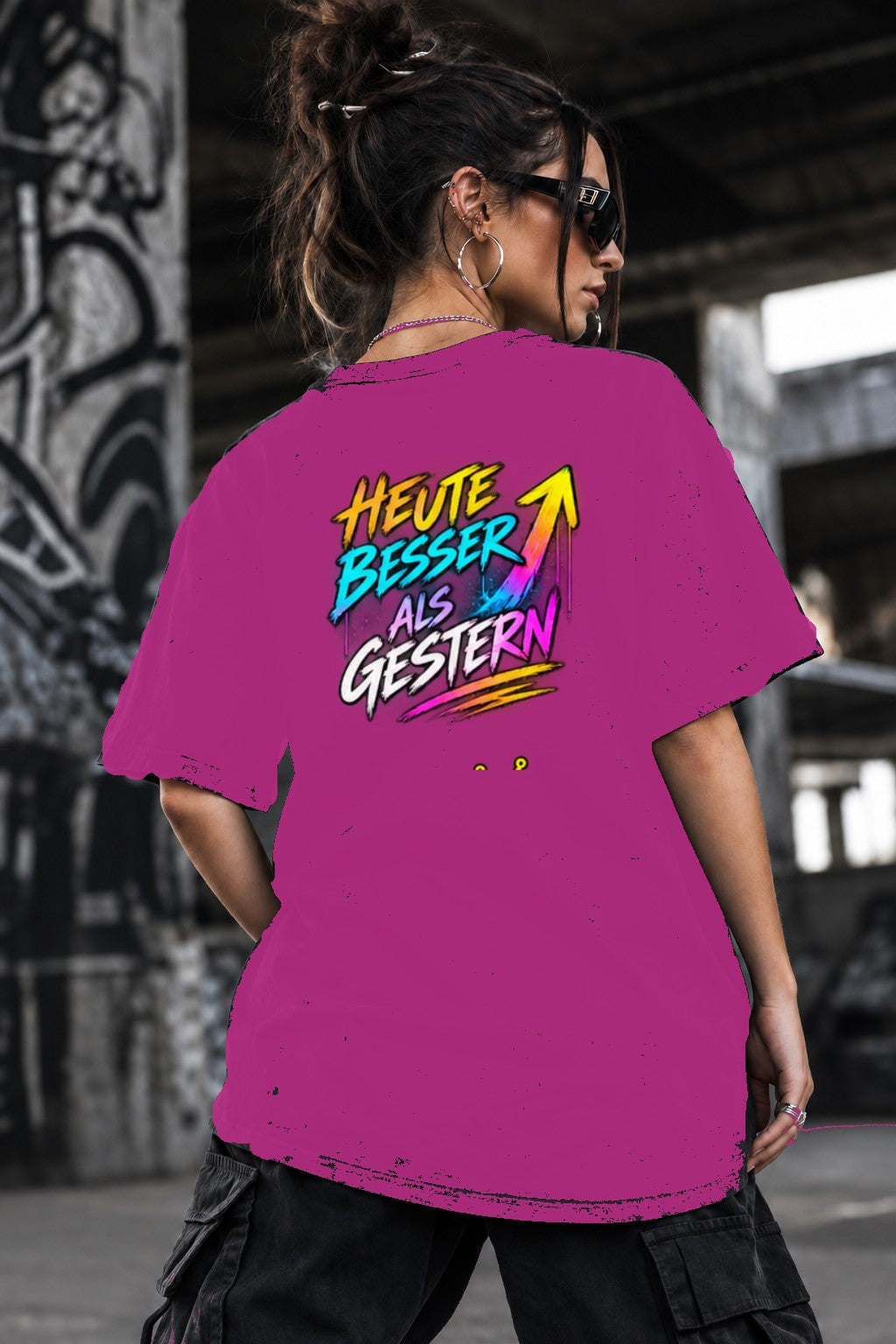 Neon Vibe Damen Oversized T-Shirt – Heute besser als gestern – DTF Backprint in Pink, Größe 5XL