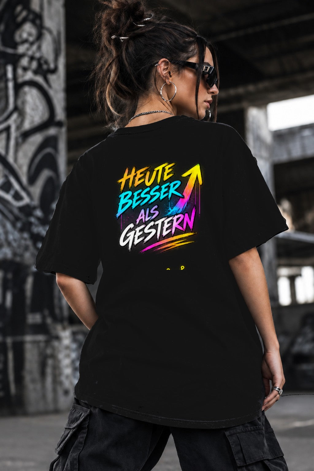 Neon Vibe Damen Oversized T-Shirt – Heute besser als gestern – DTF Backprint in Schwarz, Größe 5XL