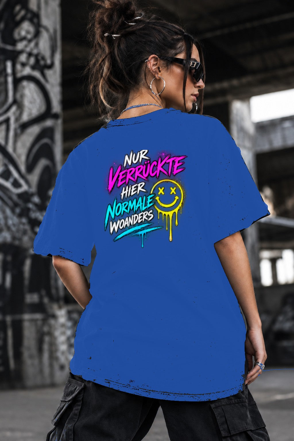 Neon Vibe Damen Oversized T-Shirt – Nur Verrückte hier normale woanders – DTF Backprint in Blau, Größe 5XL