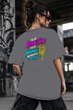 Neon Vibe Damen Oversized T-Shirt – Nur Verrückte hier normale woanders – DTF Backprint in Grau, Größe 5XL