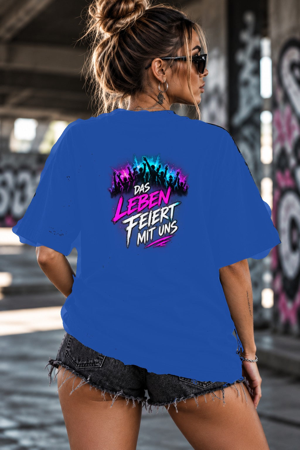 Neon Vibe Damen Oversized T-Shirt – Das Leben feiert mit uns – DTF Backprint in Blau, Größe 5XL