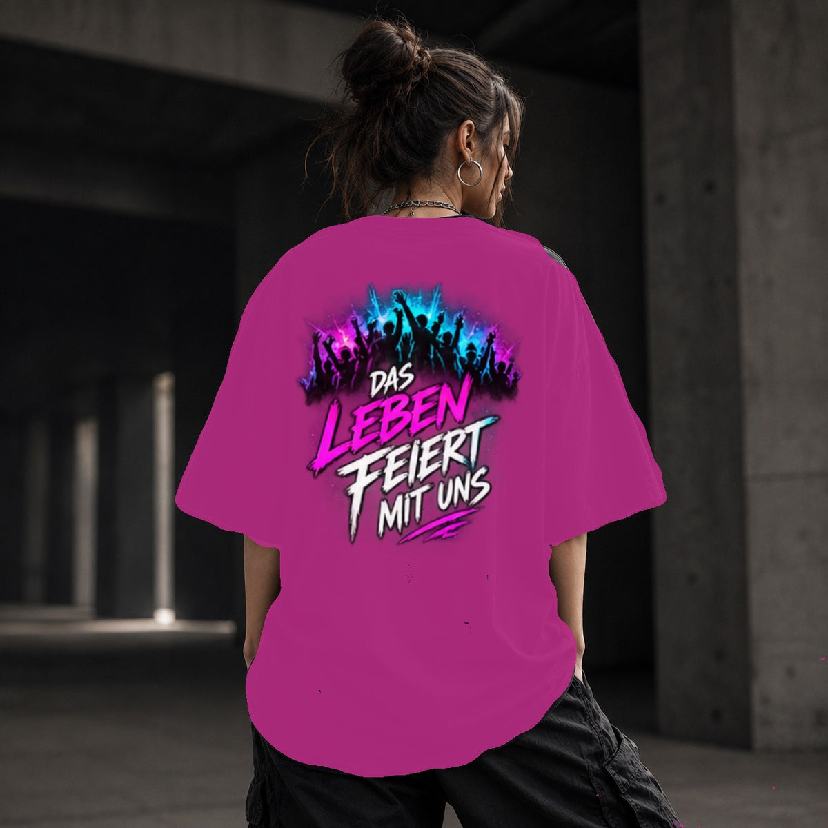 Neon Vibe Damen Oversized T-Shirt – Das Leben feiert mit uns – DTF Backprint in Pink, Größe 5XL