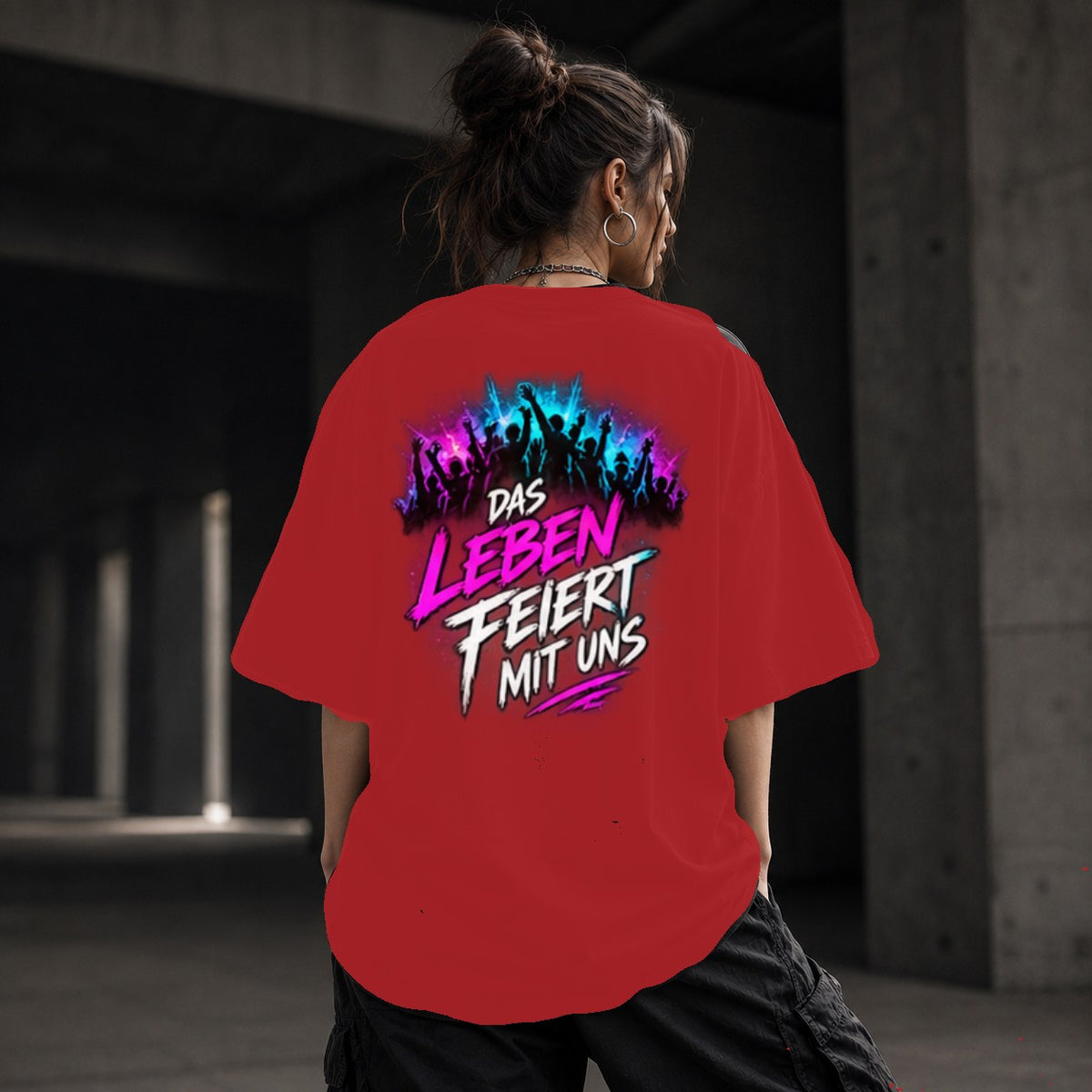 Neon Vibe Damen Oversized T-Shirt – Das Leben feiert mit uns – DTF Backprint in Rot, Größe 5XL