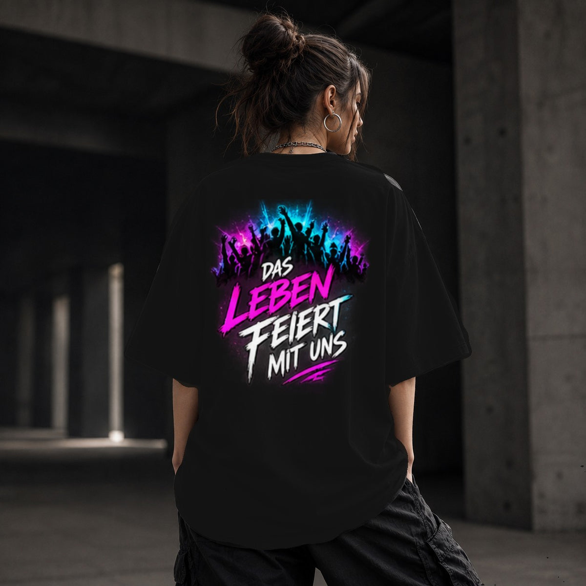 Neon Vibe Damen Oversized T-Shirt – Das Leben feiert mit uns – DTF Backprint in Schwarz, Größe 5XL