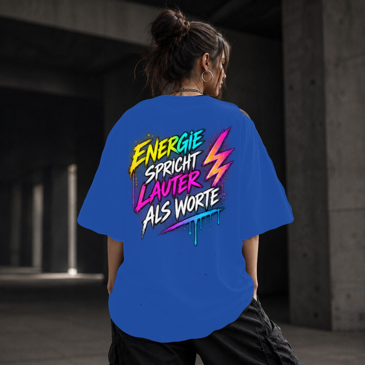 Neon Vibe Damen Oversized T-Shirt – Energie spricht lauter als Worte – DTF Backprint in Blau, Größe 5XL