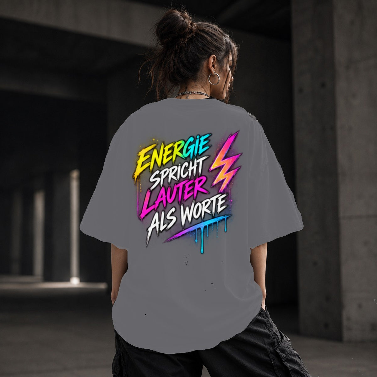 Neon Vibe Damen Oversized T-Shirt – Energie spricht lauter als Worte – DTF Backprint in Grau, Größe 5XL