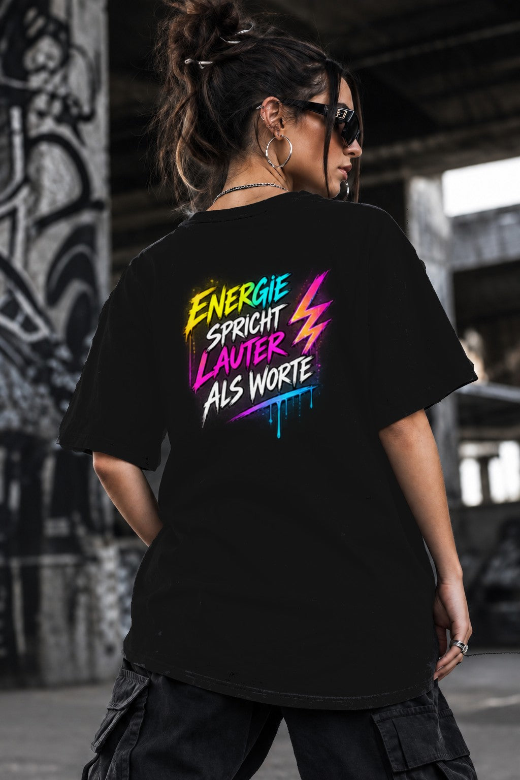 Neon Vibe Damen Oversized T-Shirt – Energie spricht lauter als Worte – DTF Backprint in Schwarz, Größe 5XL