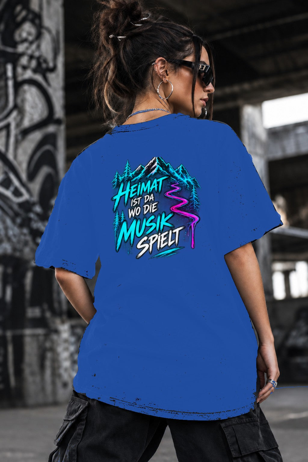 Neon Vibe Damen Oversized T-Shirt – Heimat ist da wo die Musik spielt – DTF Backprint in Blau, Größe 5XL