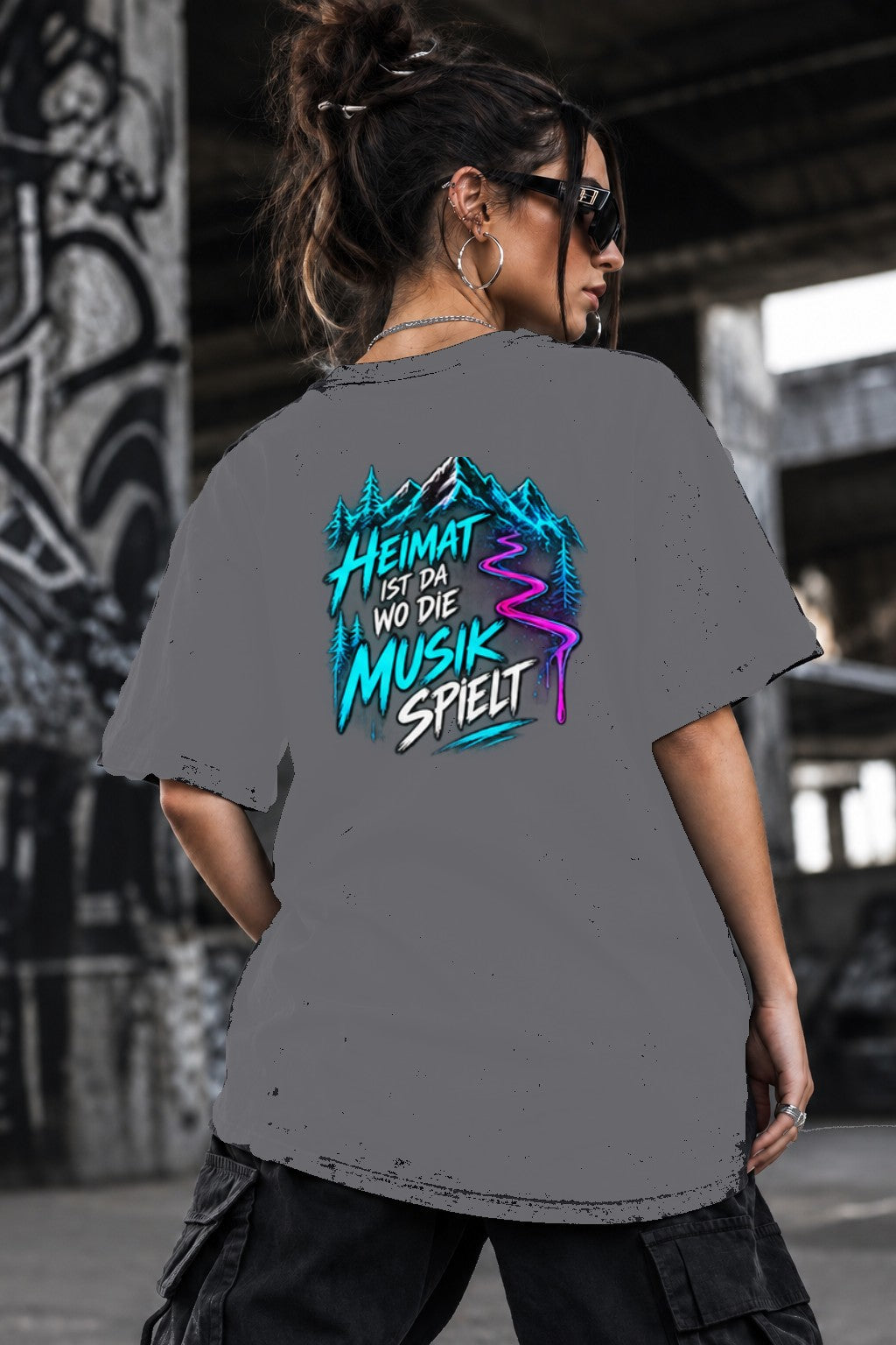 Neon Vibe Damen Oversized T-Shirt – Heimat ist da wo die Musik spielt – DTF Backprint in Grau, Größe 5XL
