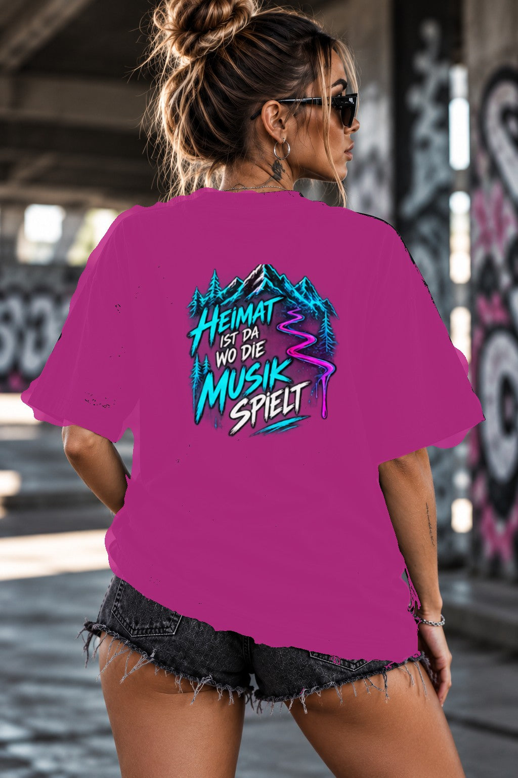 Neon Vibe Damen Oversized T-Shirt – Heimat ist da wo die Musik spielt – DTF Backprint in Pink, Größe 5XL
