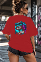 Neon Vibe Damen Oversized T-Shirt – Heimat ist da wo die Musik spielt – DTF Backprint in Rot, Größe 5XL