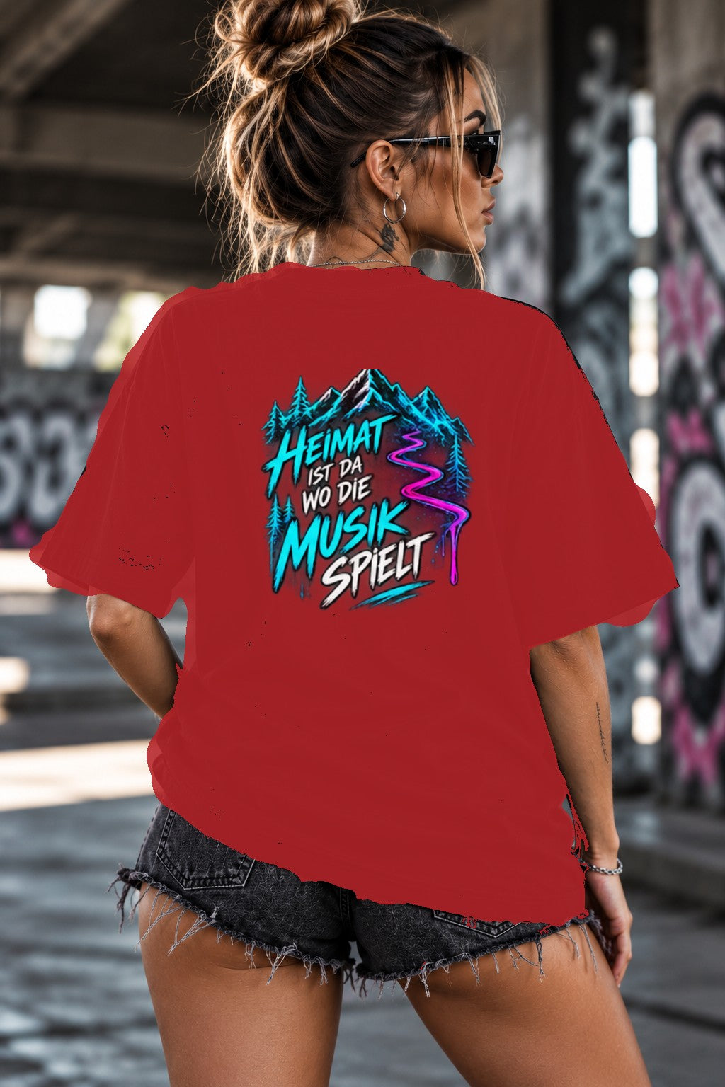 Neon Vibe Damen Oversized T-Shirt – Heimat ist da wo die Musik spielt – DTF Backprint in Rot, Größe 5XL