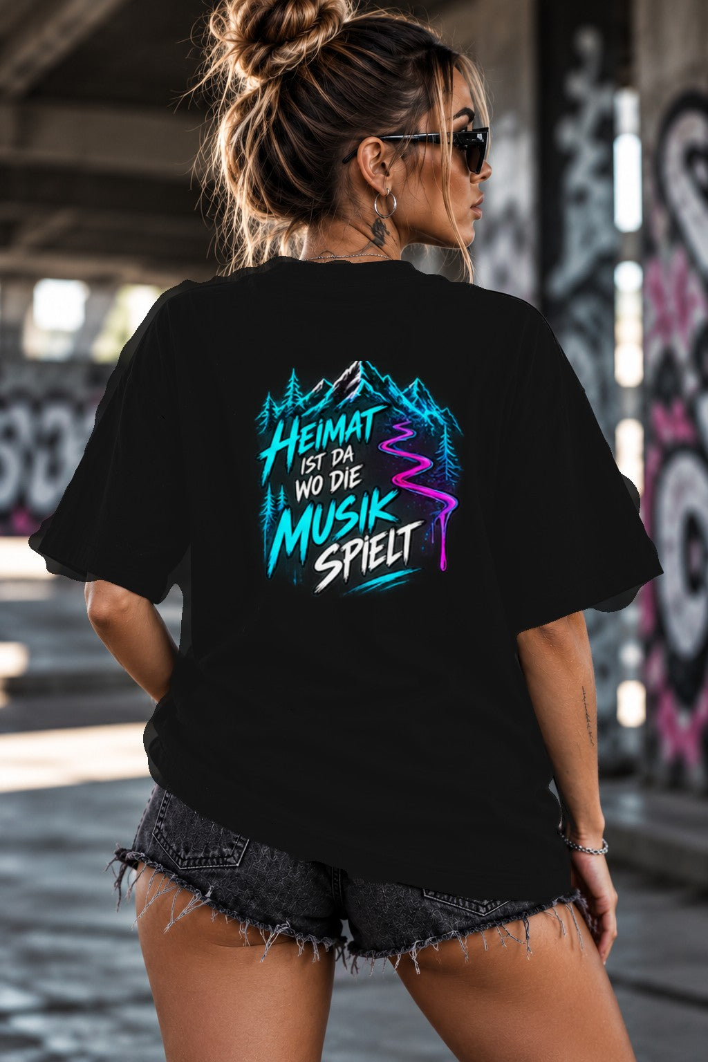 Neon Vibe Damen Oversized T-Shirt – Heimat ist da wo die Musik spielt – DTF Backprint in Schwarz, Größe 5XL