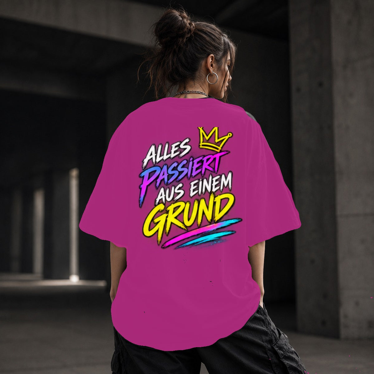 Neon Vibe Damen Oversized T-Shirt – Alles passiert aus einem Grund – DTF Backprint in Pink, Größe 5XL