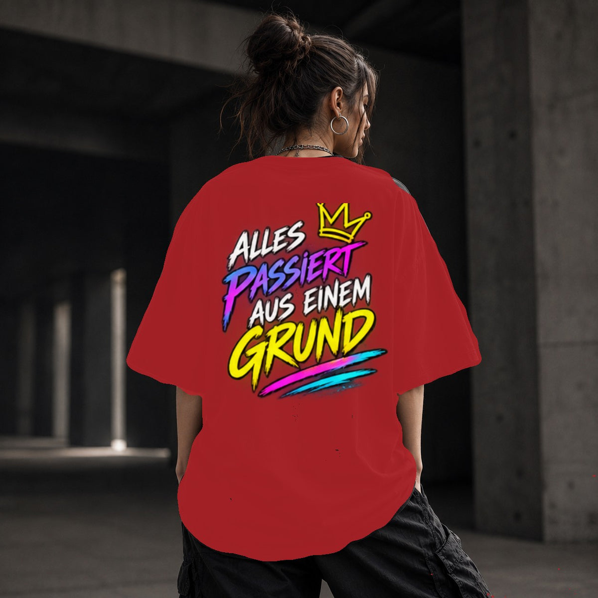Neon Vibe Damen Oversized T-Shirt – Alles passiert aus einem Grund – DTF Backprint in Rot, Größe 5XL