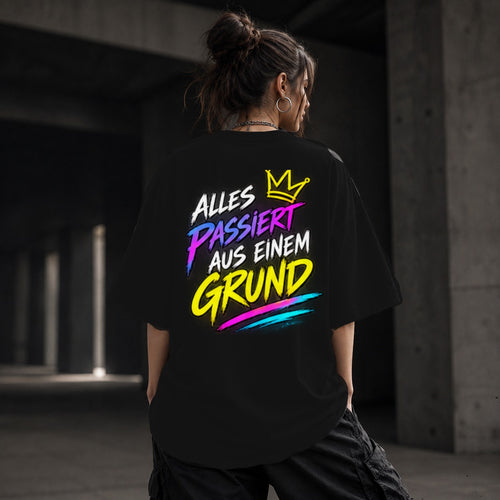 Neon Vibe Damen Oversized T-Shirt – Alles passiert aus einem Grund – DTF Backprint in Schwarz, Größe 5XL