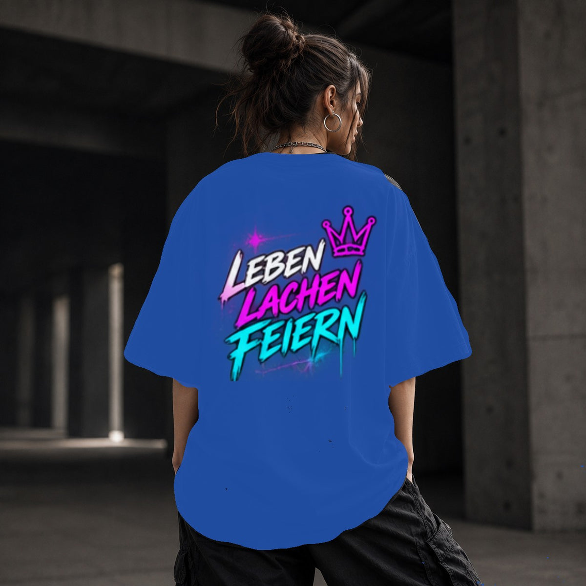 Neon Vibe Damen Oversized T-Shirt – Leben Lachen Feiern – DTF Backprint in Blau, Größe 5XL