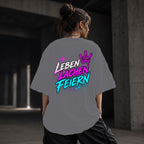 Neon Vibe Damen Oversized T-Shirt – Leben Lachen Feiern – DTF Backprint in Grau, Größe 5XL
