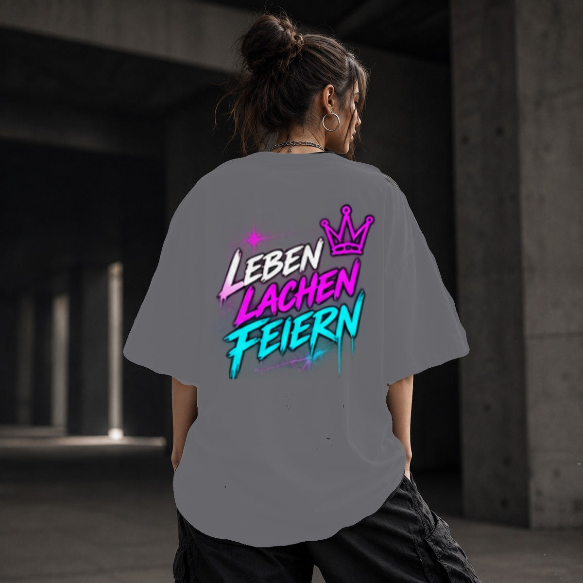 Neon Vibe Damen Oversized T-Shirt – Leben Lachen Feiern – DTF Backprint in Grau, Größe 5XL