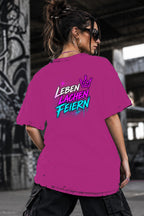 Neon Vibe Damen Oversized T-Shirt – Leben Lachen Feiern – DTF Backprint in Pink, Größe 5XL