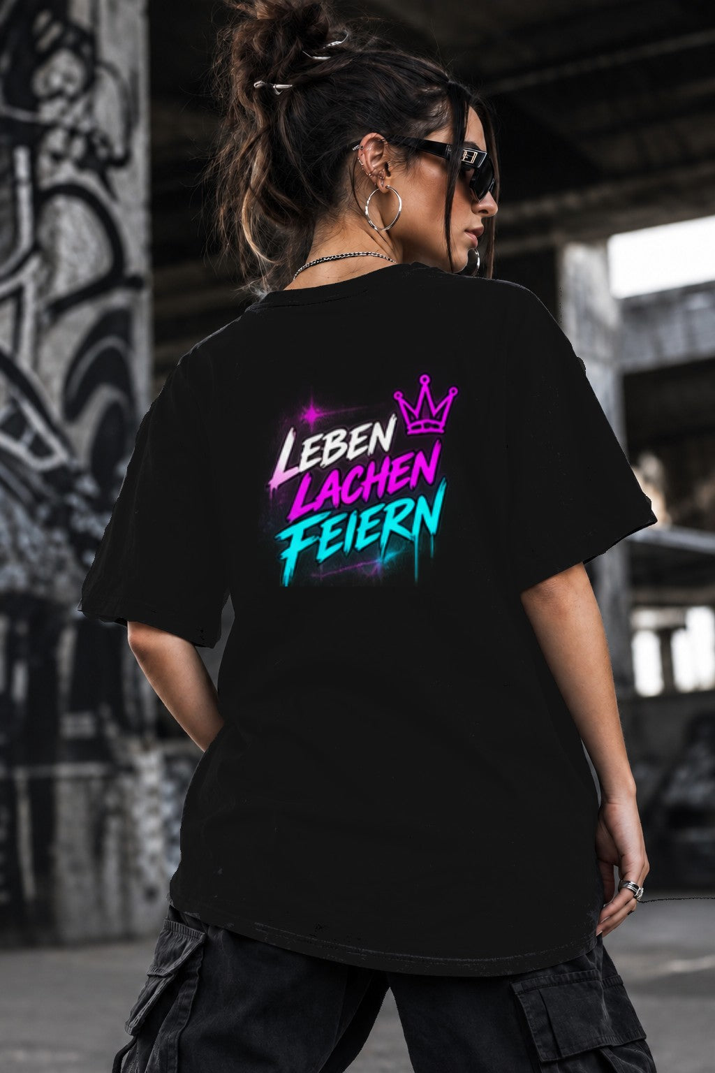 Neon Vibe Damen Oversized T-Shirt – Leben Lachen Feiern – DTF Backprint in Schwarz, Größe 5XL