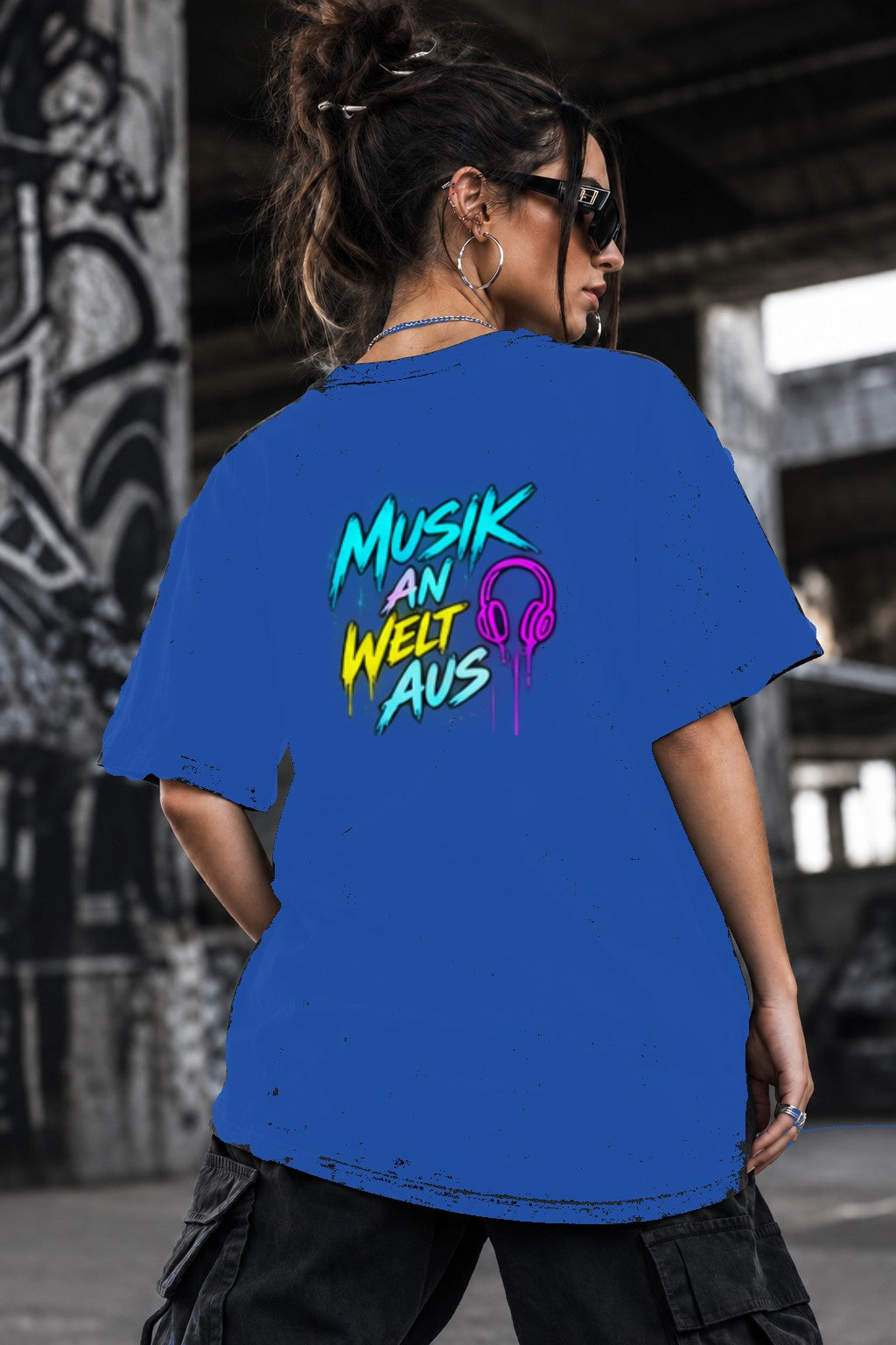 Neon Vibe Damen Oversized T-Shirt – Musik an Welt aus – DTF Backprint in Blau, Größe 5XL