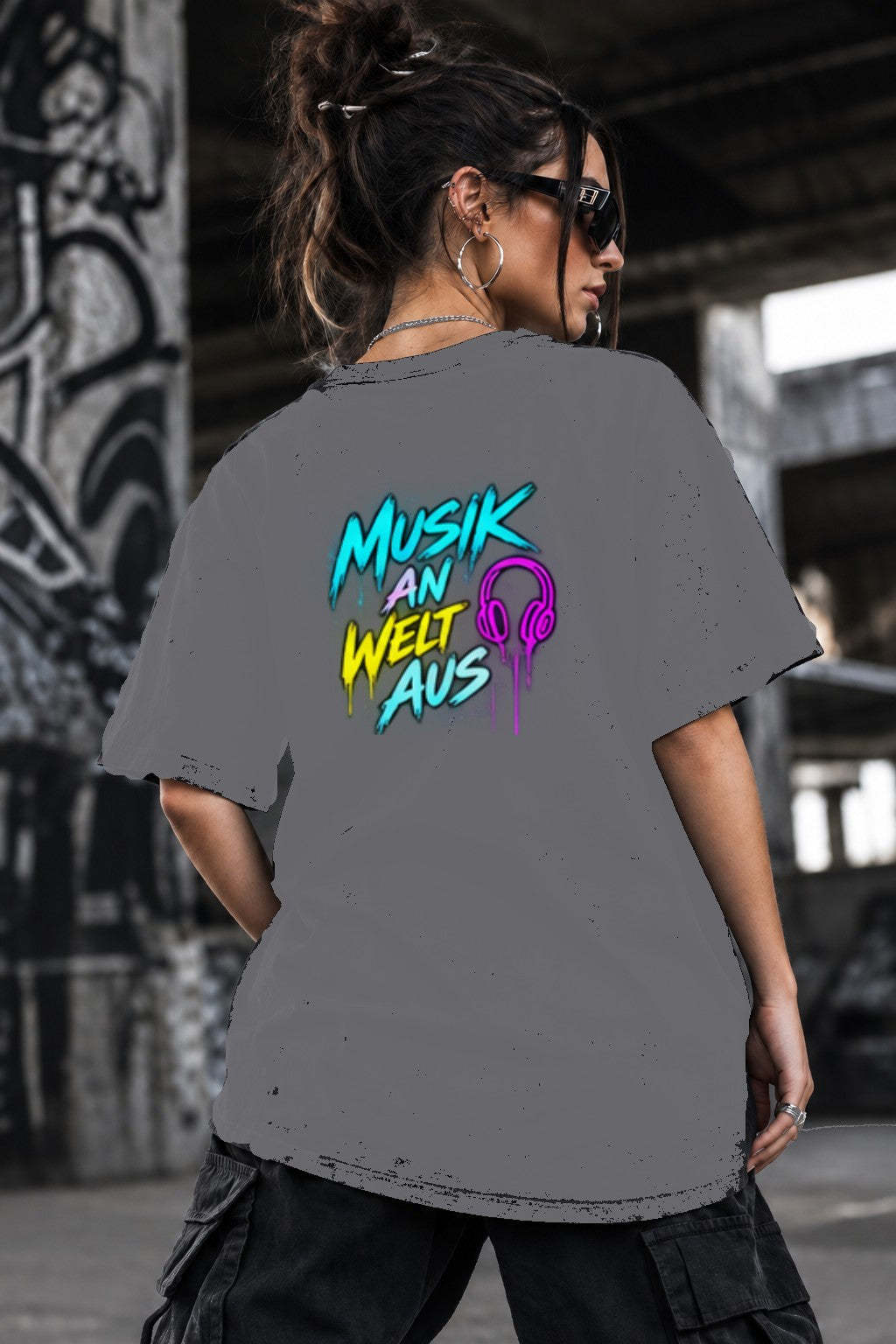 Neon Vibe Damen Oversized T-Shirt – Musik an Welt aus – DTF Backprint in Grau, Größe 5XL