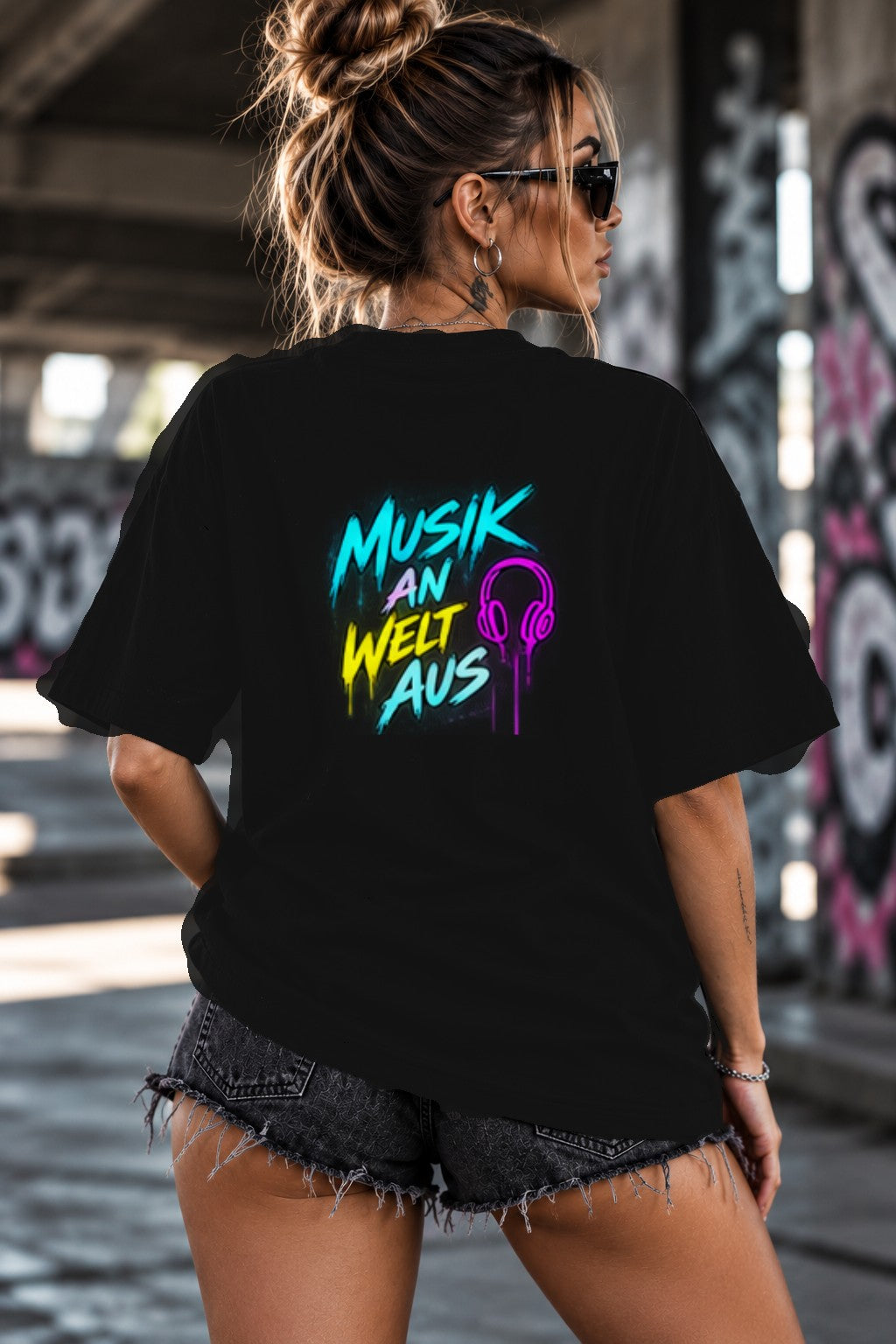 Neon Vibe Damen Oversized T-Shirt – Musik an Welt aus – DTF Backprint in Schwarz, Größe 5XL