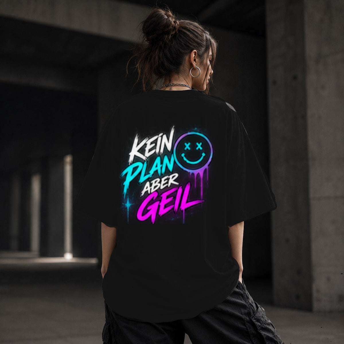Neon Vibe Damen Oversized T-Shirt – Kein Plan aber geil – DTF Backprint in Schwarz, Größe 5XL