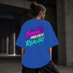 Neon Vibe Damen Oversized T-Shirt – Träume machen Realität – DTF Backprint in Blau, Größe 5XL