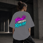 Neon Vibe Damen Oversized T-Shirt – Träume machen Realität – DTF Backprint in Grau, Größe 5XL
